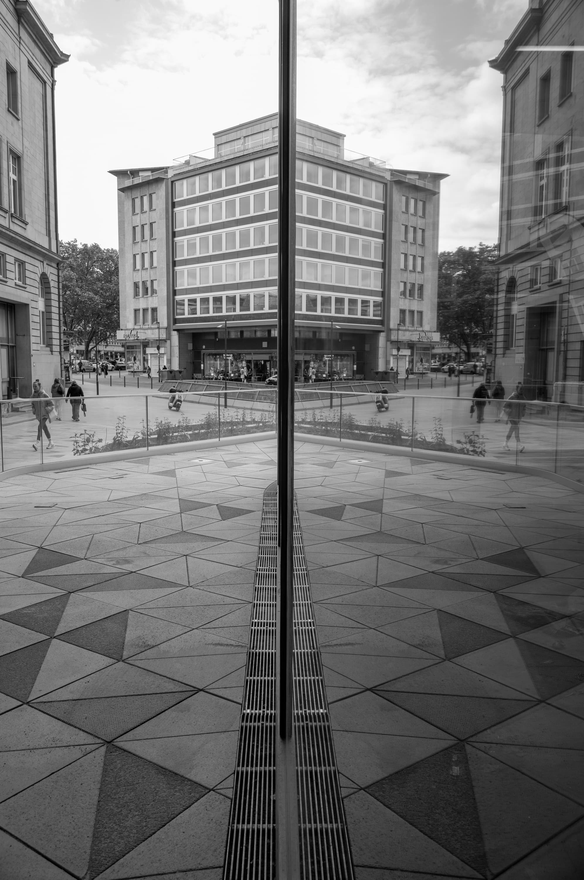 Open Frankfurt square through a glass seam - open square.